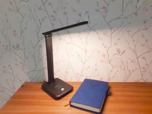 Настольная LED лампа In Home с беспроводной зарядкой для телефона черного цвета